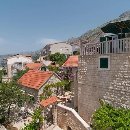 Fuer Drei Personen Omiš