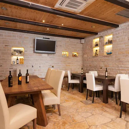 Fuer Drei Personen Apartamento Omiš